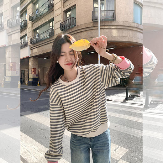 <曾小咸推荐>设计感慵懒粉色袖口灰杏条纹卫衣 商品图0