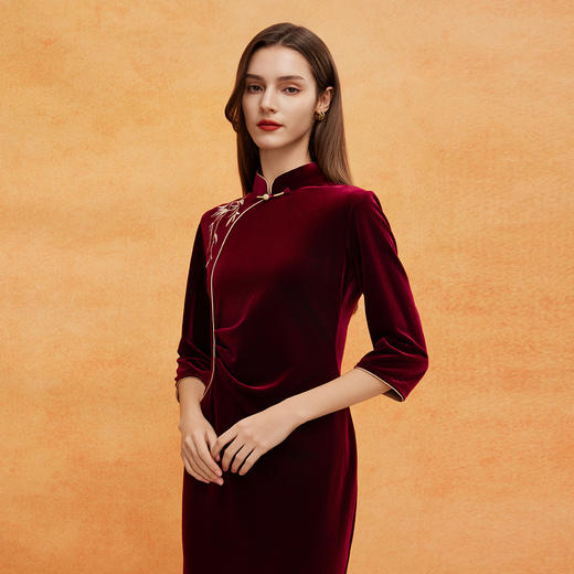 QE802斯尔丽25春季新中式丝绒喜庆刺绣喜妈妈修身腰间收褶优雅端庄旗袍 商品图4
