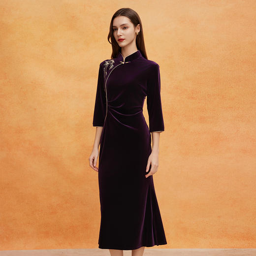 QE802斯尔丽25春季新中式丝绒喜庆刺绣喜妈妈修身腰间收褶优雅端庄旗袍 商品图9