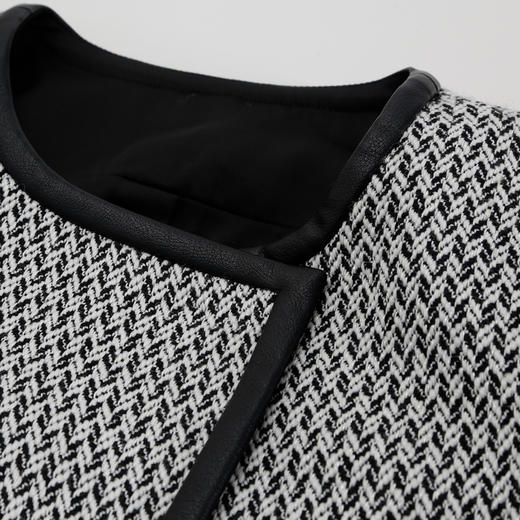 QE103斯尔丽2025春季新款小香风系列皮革包边温柔帅气兼并链条装饰外套 商品图7