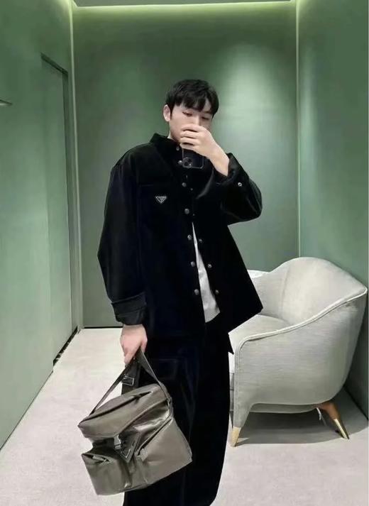 P家 24FW黑色灯芯绒夹克外套低调的奢华上身很出圈，温暖又深沉男女同款（UY*DY） 商品图1