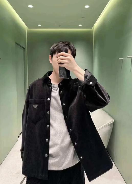 P家 24FW黑色灯芯绒夹克外套低调的奢华上身很出圈，温暖又深沉男女同款（UY*DY） 商品图5