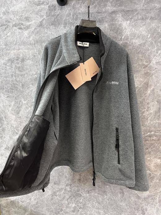缪家 24Fw早秋新款徽标刺绣小logo灰色摇粒绒立领夹克外套（UY*DQJB) 商品图10