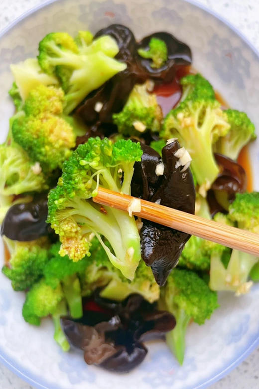 我是你的新宝贝，好入味的全能甜杆西蓝花—米修斯，❌我不是你们常见的普通西蓝花，❌也不是娇贵苗条的西兰苔，本质上是纯种西蓝花
只是我更挺拔，更细腻，更脆甜，瘦身主义者们的显眼包！2斤/份 商品图1