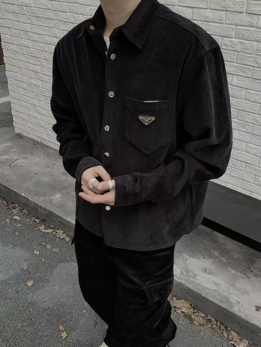 P家 24FW黑色灯芯绒夹克外套低调的奢华上身很出圈，温暖又深沉男女同款（UY*DY） 商品图6