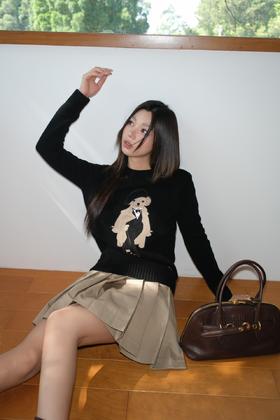 拉夫家高奢紫标系列全新上线‼️穿亮片晚礼的小熊针织衫（UY*NICE）