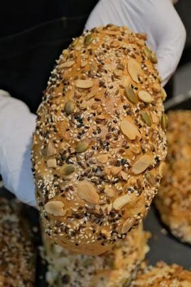 现烤面包—全麦谷物