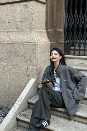 缪家 24Fw早秋新款徽标刺绣小logo灰色摇粒绒立领夹克外套（UY*DQJB)