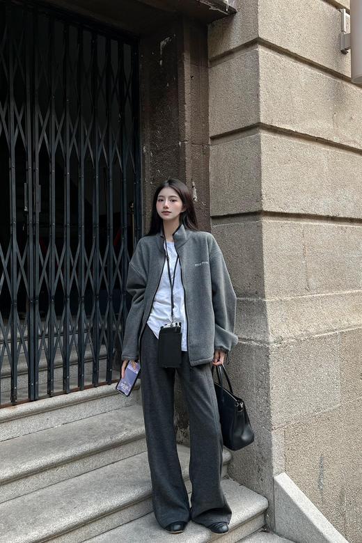 缪家 24Fw早秋新款徽标刺绣小logo灰色摇粒绒立领夹克外套（UY*DQJB) 商品图4