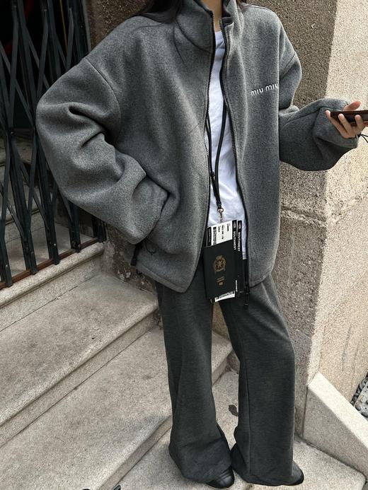 缪家 24Fw早秋新款徽标刺绣小logo灰色摇粒绒立领夹克外套（UY*DQJB) 商品图2