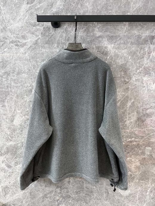 缪家 24Fw早秋新款徽标刺绣小logo灰色摇粒绒立领夹克外套（UY*DQJB) 商品图11