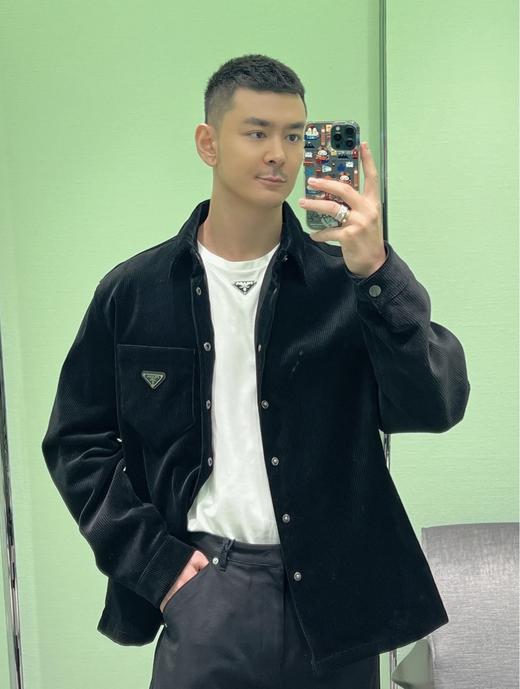 P家 24FW黑色灯芯绒夹克外套低调的奢华上身很出圈，温暖又深沉男女同款（UY*DY） 商品图4