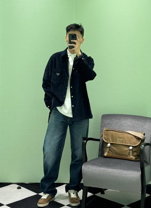 P家 24FW黑色灯芯绒夹克外套低调的奢华上身很出圈，温暖又深沉男女同款（UY*DY） 商品图3