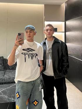 B家 融化异形字母 印花圆领短袖