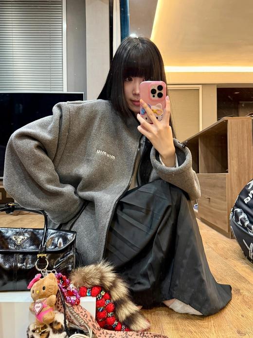 缪家 24Fw早秋新款徽标刺绣小logo灰色摇粒绒立领夹克外套（UY*DQJB) 商品图5