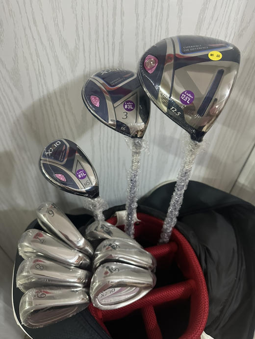 小吴二手全新女士xxio高尔夫套杆型号:mp1100 杆身硬度:碳素L级 木杆3支，铁杆7支（6789pAS)原装正品(没有包没有推杆二手货品不退不换 运费卖家负担（顺丰寄付) 商品图0