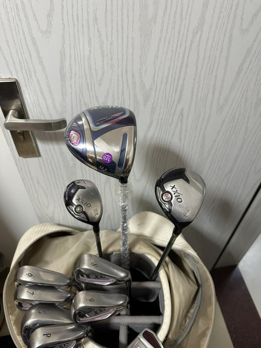 小吴二手女士xxio高尔夫套杆 型号:mp700 杆身硬度:碳素L级 木杆3支(一木mp1100全新）铁杆6支（6789pAS)原装正品，球包以氧化，推杆一支,货品不退不换 运费卖家负担（顺丰寄付） 商品图1