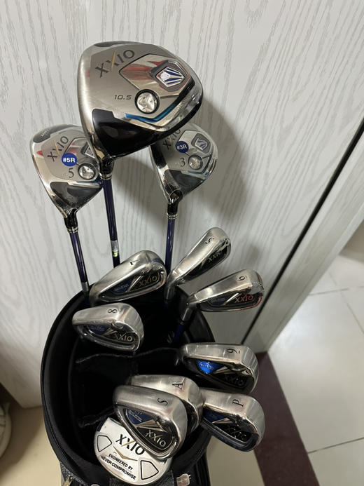 小吴二手8.88新左手男士xxio高尔夫套杆
型号:mp800
杆身硬度:碳素R级
木杆3支，铁杆8支（56789pAS一推)
原装正品3木5木全新
二手货品不退不换
运费买家负担（顺丰到付） 商品图2