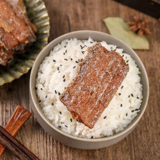 【地道美食丨鲜捕头渤海湾带鱼罐头150g*10罐】原料鱼捕捞自渤海深海，选用中段带鱼，鱼肉厚实，经高温杀菌工艺处理，秘制香料熬制，鱼骨鱼刺酥烂不用吐刺，汤汁鲜美口味浓郁，肉香十足 商品图3