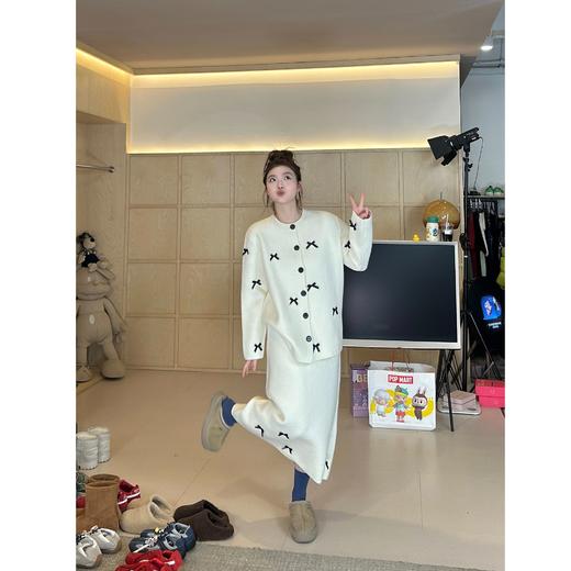 2025新品  蕾蕾同款【蝴蝶少女】立体蝴蝶结圆领厚针织外套+高腰显瘦半身裙 商品图1