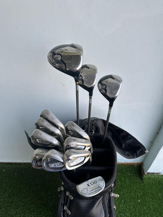 小吴二手全新男士xxio高尔夫套杆 型号:mp700 杆身硬度:碳素R级 木杆3支，铁杆8支（56789pAS)原装正品，球包以氧化，推杆一支二手货品不退不换 运费卖家负担（顺丰寄付） 商品图2
