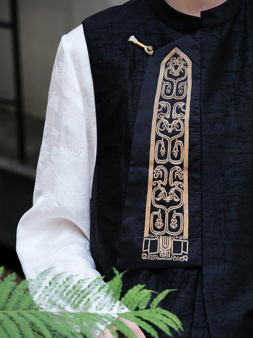 盛唐牡丹| 蛇年限定手工盘金绣蟠虺纹马甲 商品图2