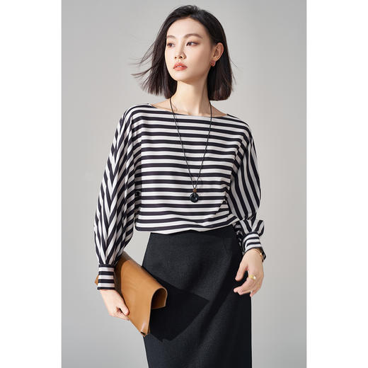 职场松弛感神器！一字领条纹小衫蝙蝠袖藏住拜拜肉，撞色复古显气色，上班穿得体又舒服  米思阳2026春季新款气质通勤撞色条纹衬衫显瘦一字领独特小衫1729 商品图3