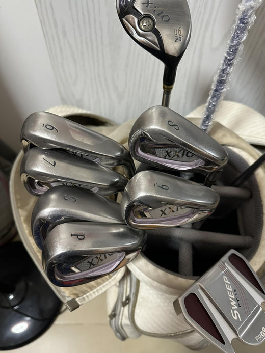 小吴二手女士xxio高尔夫套杆 型号:mp700 杆身硬度:碳素L级 木杆3支(一木mp1100全新）铁杆6支（6789pAS)原装正品，球包以氧化，推杆一支,货品不退不换 运费卖家负担（顺丰寄付） 商品图3