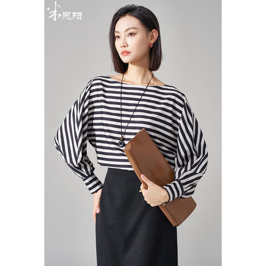 职场松弛感神器！一字领条纹小衫蝙蝠袖藏住拜拜肉，撞色复古显气色，上班穿得体又舒服  米思阳2026春季新款气质通勤撞色条纹衬衫显瘦一字领独特小衫1729 商品图1