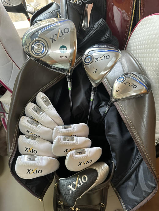 小吴二手全新男士xxio高尔夫套杆 型号:mp900杆身硬度:碳素SR级 木杆3支，铁杆8支（56789pAS)原装正品，球包和推杆一支二手货品不退不换 运费卖家负担（顺丰寄付） 商品图2