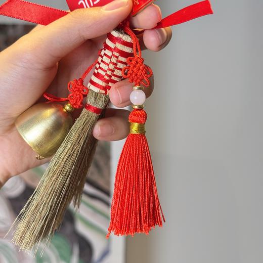 【美好时刻·扫帚铃铛挂件】福泽新年过年装饰小挂件 蛇年春节氛围汽车挂饰场景布置小扫把挂件 商品图4