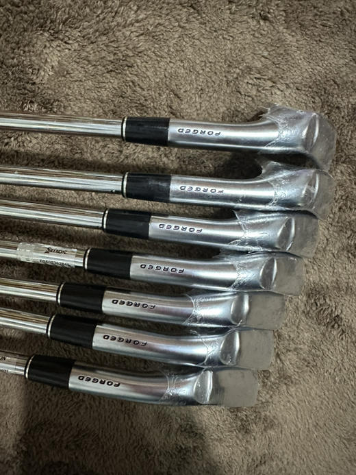 小吴二手全新男士SRIOXN高尔夫铁杆型号:ZX5身硬度:碳素950S级 铁杆7支（456789p)原装正品，二手货品不退不换 运费卖家负担（顺丰寄付） 商品图3