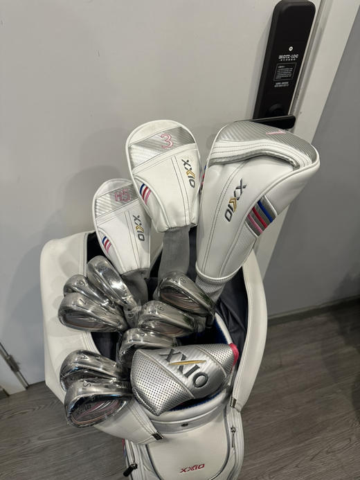 小吴二手全新女士xxio高尔夫套杆型号:mp1100 杆身硬度:碳素L级 木杆3支，铁杆7支（6789pAS)原装正品(原装包二手推杆)二手货品不退不换 运费卖家负担（顺丰寄付） 商品图1