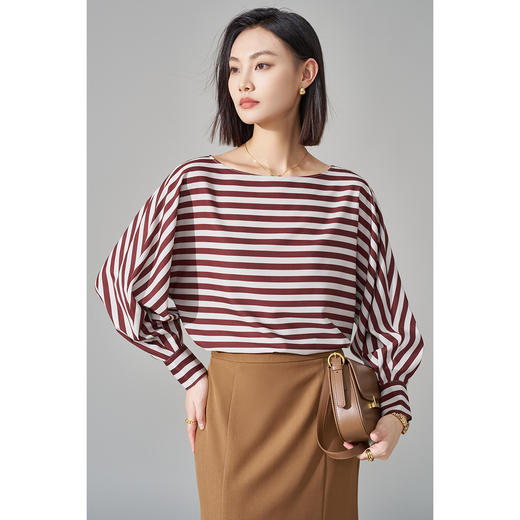 职场松弛感神器！一字领条纹小衫蝙蝠袖藏住拜拜肉，撞色复古显气色，上班穿得体又舒服  米思阳2026春季新款气质通勤撞色条纹衬衫显瘦一字领独特小衫1729 商品图0