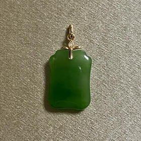 18K玫瑰金和田玉（碧玉）镶钻吊坠--无事牌/方牌13*18 mm/菠菜绿