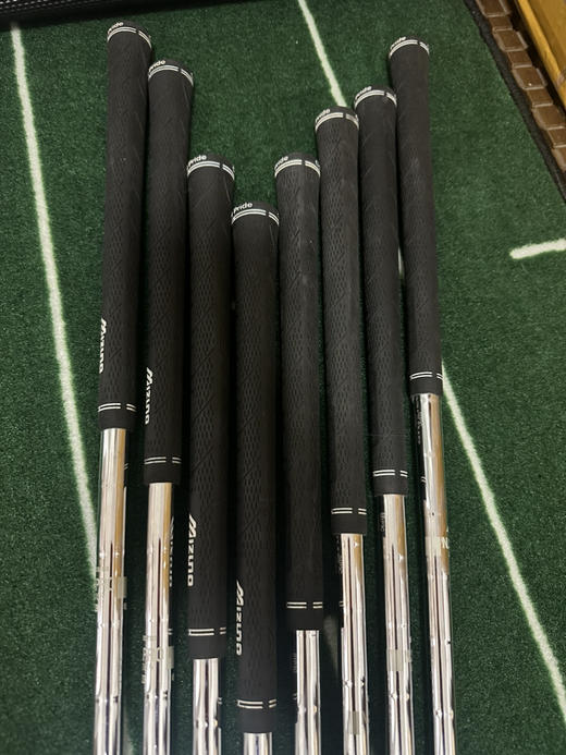 小吴二手8.5新男士MIZNUO高尔夫铁杆套杆 型号:mp68杆身硬度:碳素R级 铁杆8支（3456789p)原装正品，二手货品不退不换 运费卖家负担（顺丰寄付） 商品图2