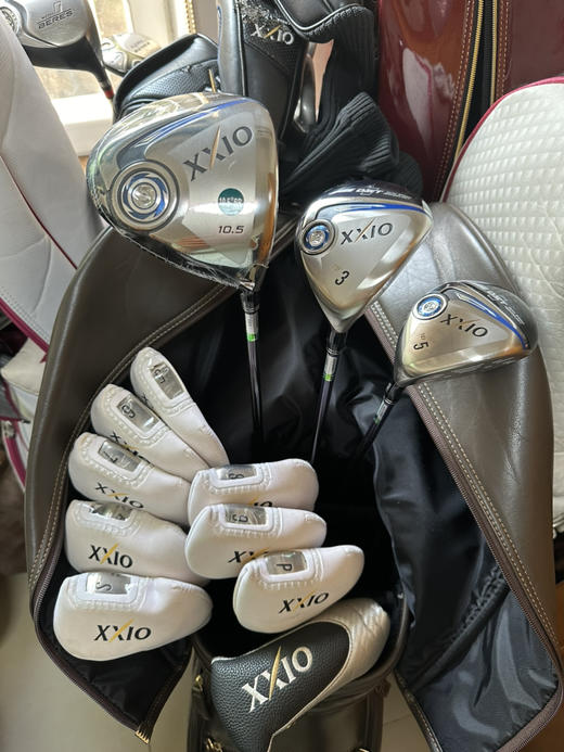 小吴二手全新男士xxio高尔夫套杆 型号:mp900杆身硬度:碳素SR级 木杆3支，铁杆8支（56789pAS)原装正品，球包和推杆一支二手货品不退不换 运费卖家负担（顺丰寄付） 商品图1