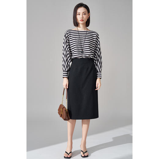 职场松弛感神器！一字领条纹小衫蝙蝠袖藏住拜拜肉，撞色复古显气色，上班穿得体又舒服  米思阳2026春季新款气质通勤撞色条纹衬衫显瘦一字领独特小衫1729 商品图4