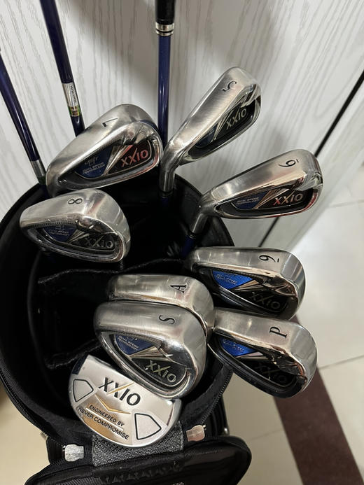 小吴二手8.88新左手男士xxio高尔夫套杆
型号:mp800
杆身硬度:碳素R级
木杆3支，铁杆8支（56789pAS一推)
原装正品3木5木全新
二手货品不退不换
运费买家负担（顺丰到付） 商品图3