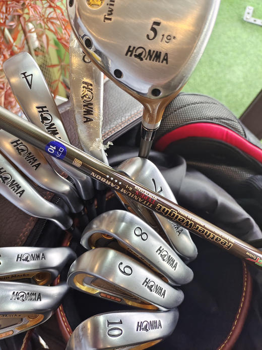 小吴二手8成新HOMNA高尔夫套杆

杆身硬度:碳素R级
四星木杆3支，3星铁杆8支（56789pAS一推)
原装正品
二手货品不退不换
运费卖家负担（顺丰寄付) 商品图4