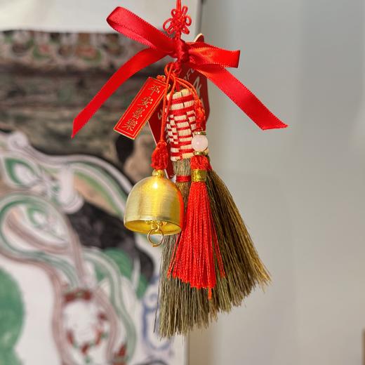 【美好时刻·扫帚铃铛挂件】福泽新年过年装饰小挂件 蛇年春节氛围汽车挂饰场景布置小扫把挂件 商品图2