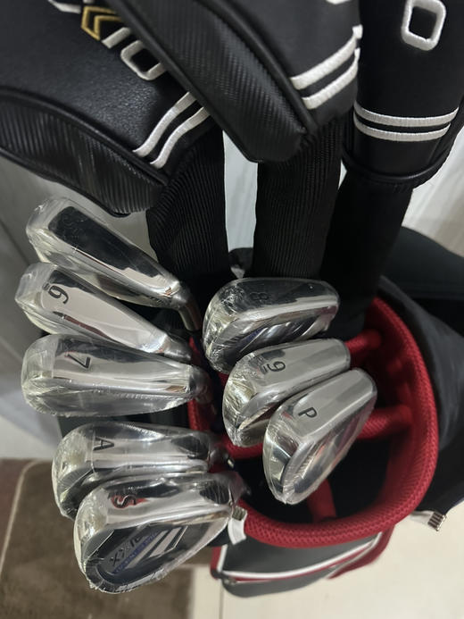 小吴二手全新男士xxio高尔夫套杆型号:mp1100 杆身硬度:碳素R级 木杆3支，铁杆8支（56789pAS)原装正品(没有包没有推杆二手货品不退不换 运费买家负担（顺丰到付） 商品图2