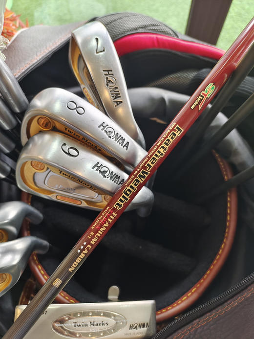 小吴二手8成新HOMNA高尔夫套杆

杆身硬度:碳素R级
四星木杆3支，3星铁杆8支（56789pAS一推)
原装正品
二手货品不退不换
运费卖家负担（顺丰寄付) 商品图1