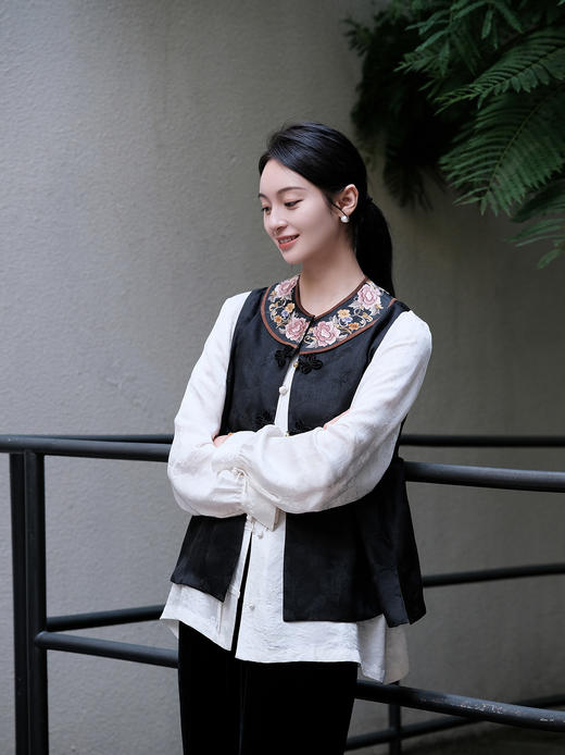 盛唐牡丹|真丝香云纱富贵牡丹手绣马甲 商品图3