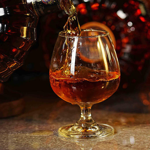 热卖中！！【免费试喝2瓶 赠海马刀1枚】【法国原瓶进口】XO威士忌干红6件套礼盒（白兰地700ml*2瓶+威士忌700ml+红酒750ml*2瓶+冰白500ml）拍3箱规格加赠一樽两杯 商品图11