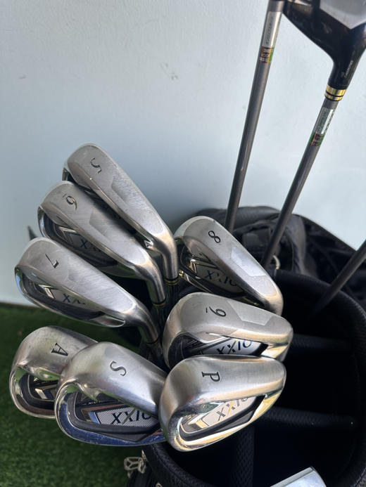 小吴二手全新男士xxio高尔夫套杆 型号:mp700 杆身硬度:碳素R级 木杆3支，铁杆8支（56789pAS)原装正品，球包以氧化，推杆一支二手货品不退不换 运费卖家负担（顺丰寄付） 商品图4