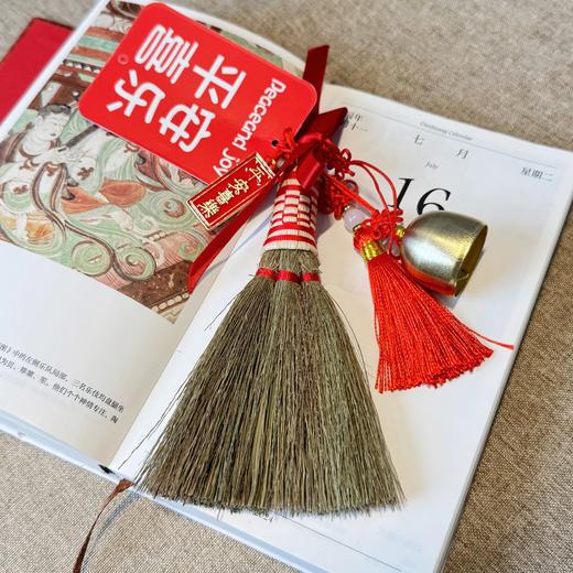 【美好时刻·扫帚铃铛挂件】福泽新年过年装饰小挂件 蛇年春节氛围汽车挂饰场景布置小扫把挂件 商品图1
