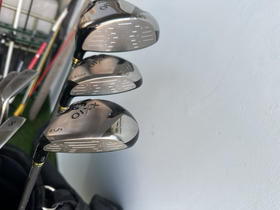 小吴二手全新男士xxio高尔夫套杆 型号:mp700 杆身硬度:碳素R级 木杆3支，铁杆8支（56789pAS)原装正品，球包以氧化，推杆一支二手货品不退不换 运费卖家负担（顺丰寄付）