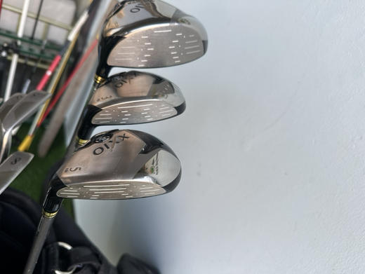 小吴二手全新男士xxio高尔夫套杆 型号:mp700 杆身硬度:碳素R级 木杆3支，铁杆8支（56789pAS)原装正品，球包以氧化，推杆一支二手货品不退不换 运费卖家负担（顺丰寄付） 商品图0