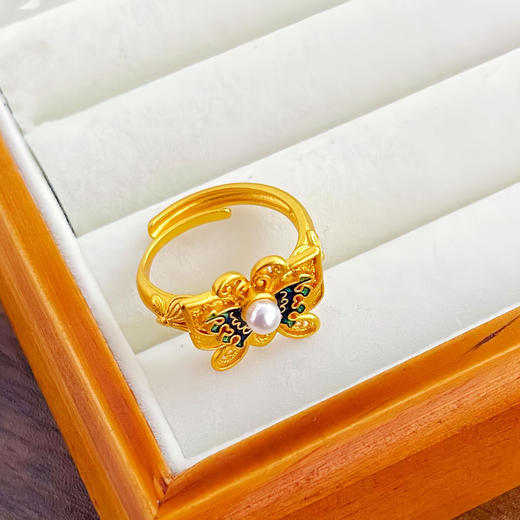 【精美饰品丨合金戒指合集】甄选高品质材料，经精湛抛光工艺多次打磨，线条光滑圆润，质感醇厚古朴，色泽净透雅致，錾刻纹饰细节清晰,整体造型华而不炫,适合多场景佩戴 商品图11